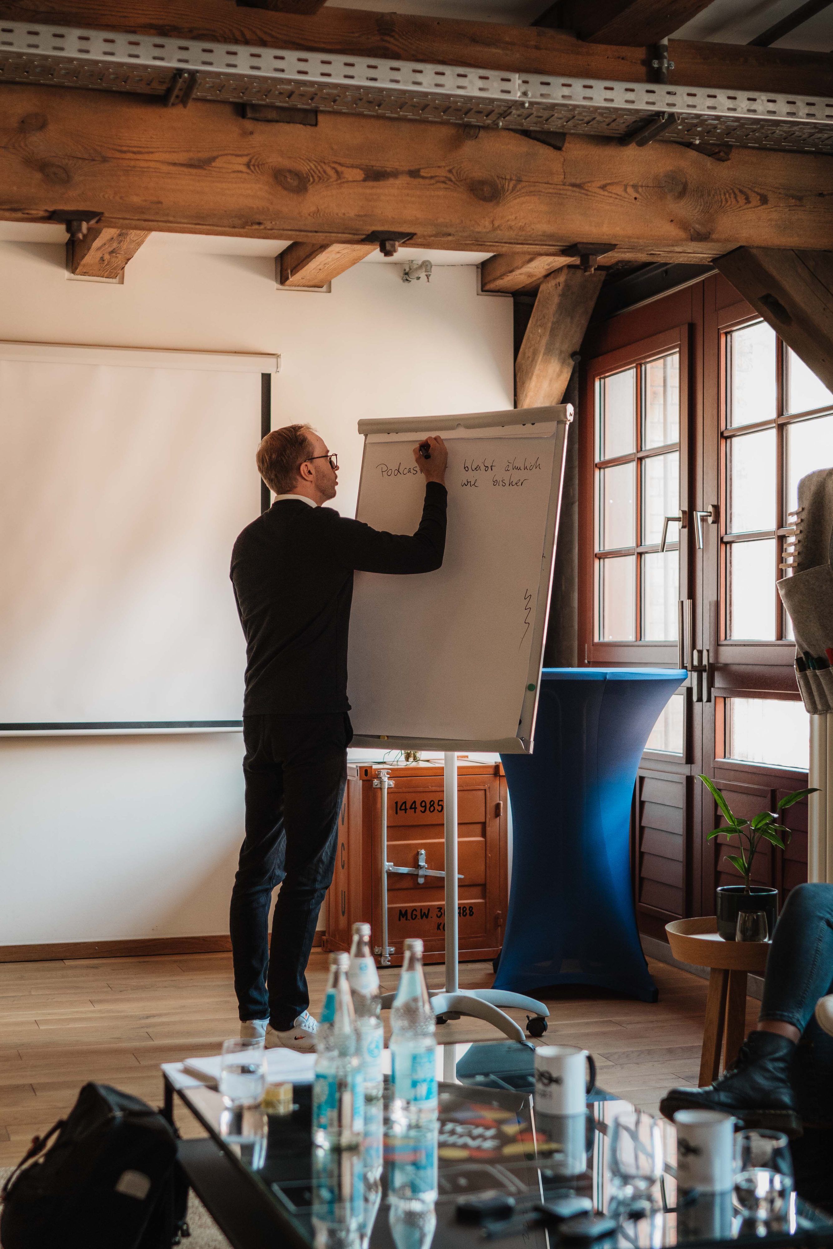Von grauen Wireframes zu Buttermilchgelb – der Anfang unserer Marke